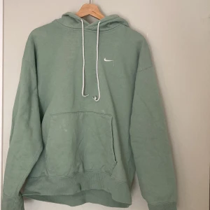 Nike hoodie - Fet nike hoodie. Ganska tjockt tyg så håller värmen bra. Litet hål i fickan och två små fläckar runt fickan. Möts upp i malmö och fraktar:)