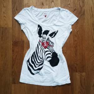 Jättesnygg t-shirt med zebra tryck från only, använd ett fåtal gånger. Den är i storlek m men skulle även passa någon med storlek s. Skriv för mer info💝