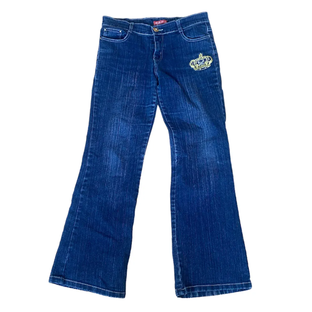 Jättefina lågmidjade jeans som liknar Victoria beckham i bra skick. Innerbenslängd: 70 cm. Midjemått mätt rakt över: 38 cm. Jeans & Byxor.