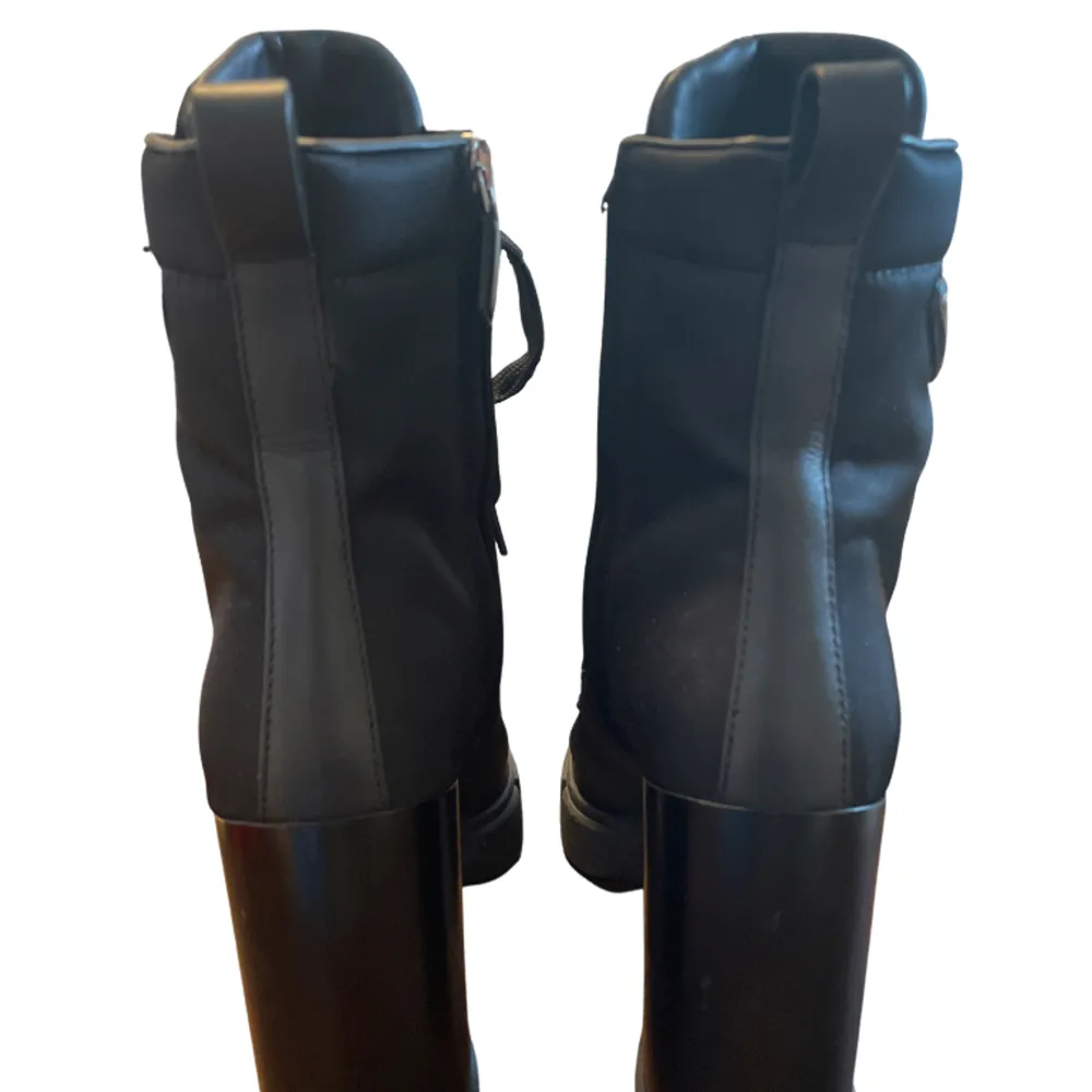 Ett par fräcka knappt använda  Prada boots. Passar storlek 39-41, beror på hur hårt man spänner dem.  Inhandlades 2020, kvitto & box medföljer i köp. Skriv gärna om du vill ha detaljer kring skorna (ex, klackhöjd)🤗. Skor.