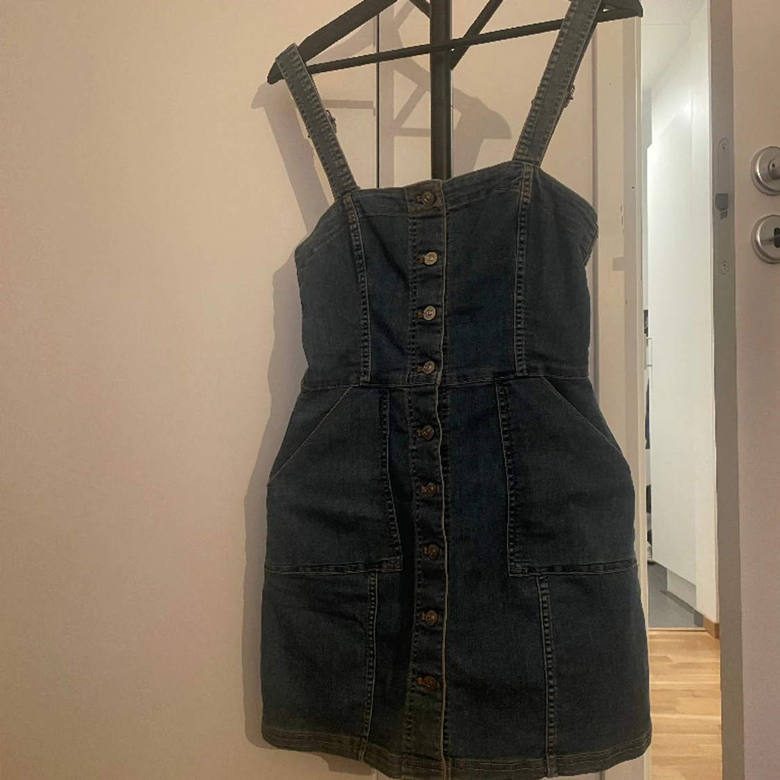 Kort Jeansklänning hängslen 