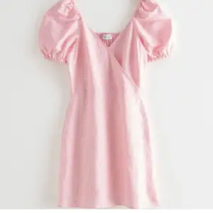Så fin rosa klänning!! Nästintill oanvänd 💓 Skriv vid frågor eller fler bilder! 💓💓