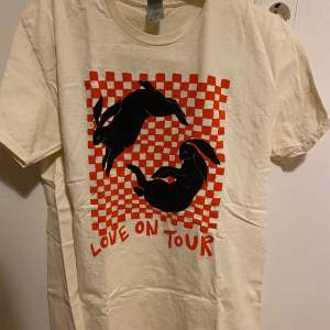 Officiell Harry Styles T-Shirt från Love on tour 2021 men köpt i London på konserten 2023. Har ett litet hål som var där när den köptes (se sista bilden) köpte för £30 (ca 400kr) använd två gånger.