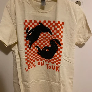 Harry Styles Lot 2021 T-Shirt - Tryck INTE på köp nu, har annonsen uppe på Vinted, skriv så d e säker att den e kvar.OfficielHarry Styles T-Shirt från Love on tour 2021 men köpt i London på konserten 2023.  Litet hål (se sista bilden) köpte för £30 (ca 400kr) använd två gånger.