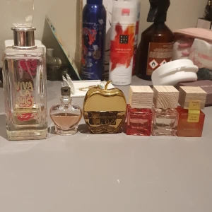Parfymer - Skriv till mig privat om ni är intresserade. Om ni säger ett pris på hur mkt du tkr är rimligt så kan jag ksk säga ja. På dem två sista bilderna ser man lite tydligare hur mkt det är kvar i alla parfymer. Juicy parfymen kostar 60 kr💕