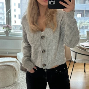 Grå kofta - En grå kofta med knappar, från H&M. Så fin och tidslös!🤩 