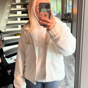 Teddy jacka - Perfekt jacka till våren, skit snygg och inga missfärgningar på den💓 Passar till presis allt! 