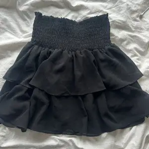 Jättegullig svart kjol med som volanger💗I bra skick och väldigt skön💞Skriv för mer bilder eller frågor 