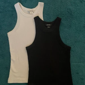 Svart och vitt linne från monki - Två linnen från Monki i storlek XS, stretchigt tyg. Bra kvalitet, riktigt bekväma och lätta att stylea! Ett av dem för 45kr och båda för 70kr
