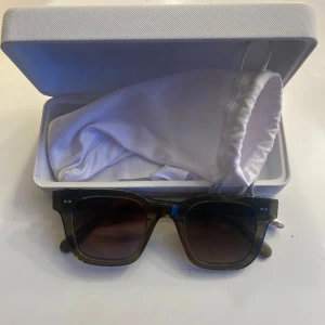 Gröna Chimi solglasögon  - Super fina chimi glasögon i storlek 04💕 Glasögonen ser helt nya ut och knappt används💕låda ingår💕 skriv för fler bilder och frågor💕