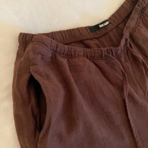 Linnebyxor  - Jätte härliga tunna linnebyxor från bikbok, parfekt nu till sommaren. Skulle säga att dom passar folk som är 165-175 cm som brukar ha storleken S eller M eftersom dom går att knyta. Medelhög midja men går att ha som lågmidjat