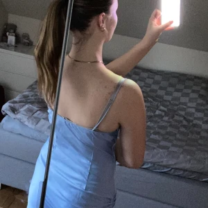 Klänning  - Storlek: M, bra skick, använd en gång, klänning med dragsko vid sidan (justerbar), 