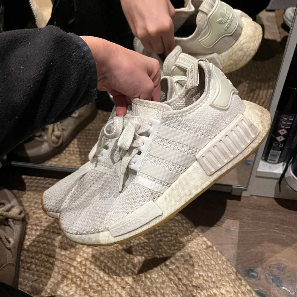 Adidas skor i bra skick. Normalt smutsiga men går säkert att slänga in i tvättmaskinen. Skor.