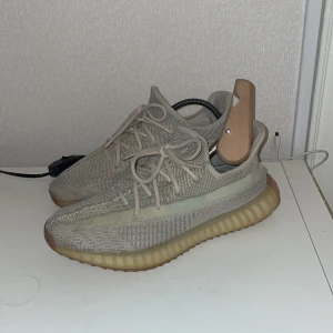 Yeezys  - Säljer mina Yeezys eftersom jag inte har intresse för dom längre. Storleken är 44 men passar mindre. Dom är såklart äkta för jag köpte dom av en kompis som köpte dom när han var utomlands. Har dessvärre inte lådan till skorna så pris kan diskuteras.