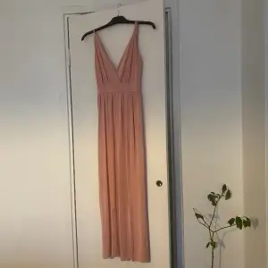 Rosa klänning ifrån NLY med en insydd body