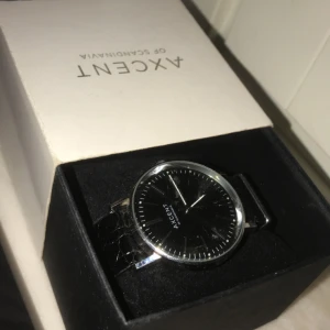 Klocka  - Säljer denna stilrena klocka från Axcent of Scandinavia pga den inte kommer till användning. Passar till alla stilar. Justerbart konstgjortläder armband. Rengörs förstås innan försäljning. Skriv för mer info. Har betraktat skicket i priset. 