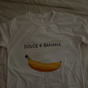 T-shirt  - T-shirt, aldrig använd pga för liten. Står M men är som en X-small. 