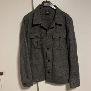 Oscar Jacobsson Overshirt stl: S - Säljer nu denna Oscar Jacobsson overshirten i stl S. Den är mycket sparsamt använd och är i mycket bra skick.  Jag är 188 cm (lite kort i armarna på mig) Vid fråga är det bara att skriva. 