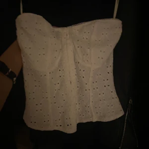 Topp - Säljer denna söta toppen ifrån hm, då jag ej passar den. Fint skick!❤️