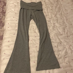 Vikbara yogabyxor - Vikbara yogabyxor i grå färg! Storlek XS. Säljer då de inte passar mig längre.