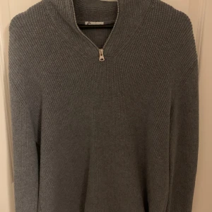 Half zip - Soft half zip från Cubus. Bra skick säljer då den inte längre passar.