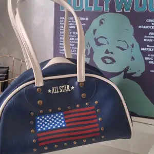 En jätte fin vintage All Star converse väska i marinblå med en amerikansk flagga på 🫶🏼 