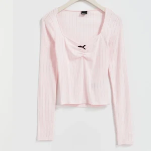 Söt topp med rosett - Säljer denna söta topp från Gina som jag köpte nu i Februari, har inte fått så mycket användning av den därav säljer jag den nu💓(inga defekter,ordinarie pris: 259) 