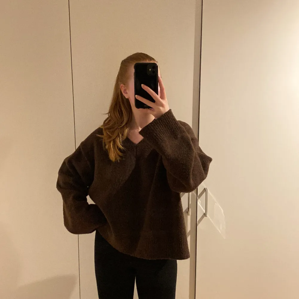 Brun stickad tröja från Weekday. Storlek L men sitter lagom oversize på mig som vanligtvis är S/M, så det är hur man vill att den ska sitta. Sparsamt använd, 5% ull. Stickat.