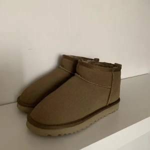 UGG CLASSIC ULTRA MINI - Aldrig använda, helt nya. Inga defekter eller skador. Kan gå ner i pris vid snabb affär! 