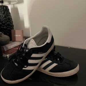 Adidas Gazelle  - Säljer mina sparsamt använda adidas gazelle!  använda fåtal gånger då det tyvärr inte var min typ av sko. Gör rent sulan innan de skickas.   Köpt på boozt för 1249. Vid snabb affär kan pris diskuteras. 