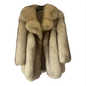 Pälsjacka - Väldigt Fint skick med använt inre foder, vissa skavanker finns men syns ej utifrån. Storlek FR40, Passar en medium.  Köpt i andra hand, ursprung Milano. 