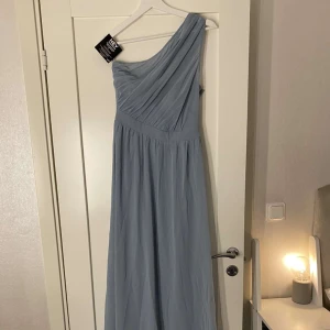 Balklänning - En sjukt snygg balklänning med inbyggd korsett! Klänningen går ner till marken på mig som är 172, den är endast provad och har lapparna kvar! köpt för 649 kr! 