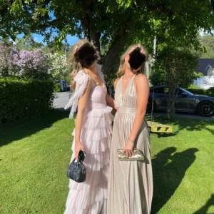 Balklänning guld  - Deep V neck metallic Dress GODIVA- från bubbleroom.  Supersnygg guldig balklänning i storlek xs. Jag är 165 cm lång och klänningen passar i längden även för någon som är längre eller kortare, har använt 1 gång, pris kan diskuteras❤️