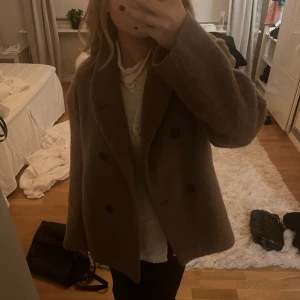 Brun/beige kappa från arket - Säljer denna fina kappa från arket då den inte kommer till användning. Knappt använd💘 nypris 2000
