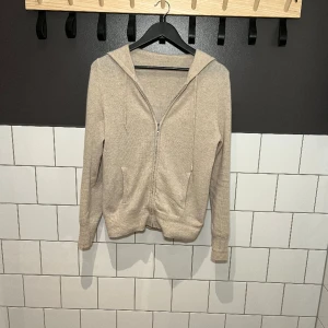 Soft Goat Zip - En svin snygg soft goat zip. Storleken är M men passar definitivt bättre S. 9/10 skick, nopprig på väldigt få ställen. Nypris 2700 kr, vårt pris 1399 kr! Modellen är 180 och väger 60, bär S vanligtvis. Bara höra av sig vid minsta fråga!