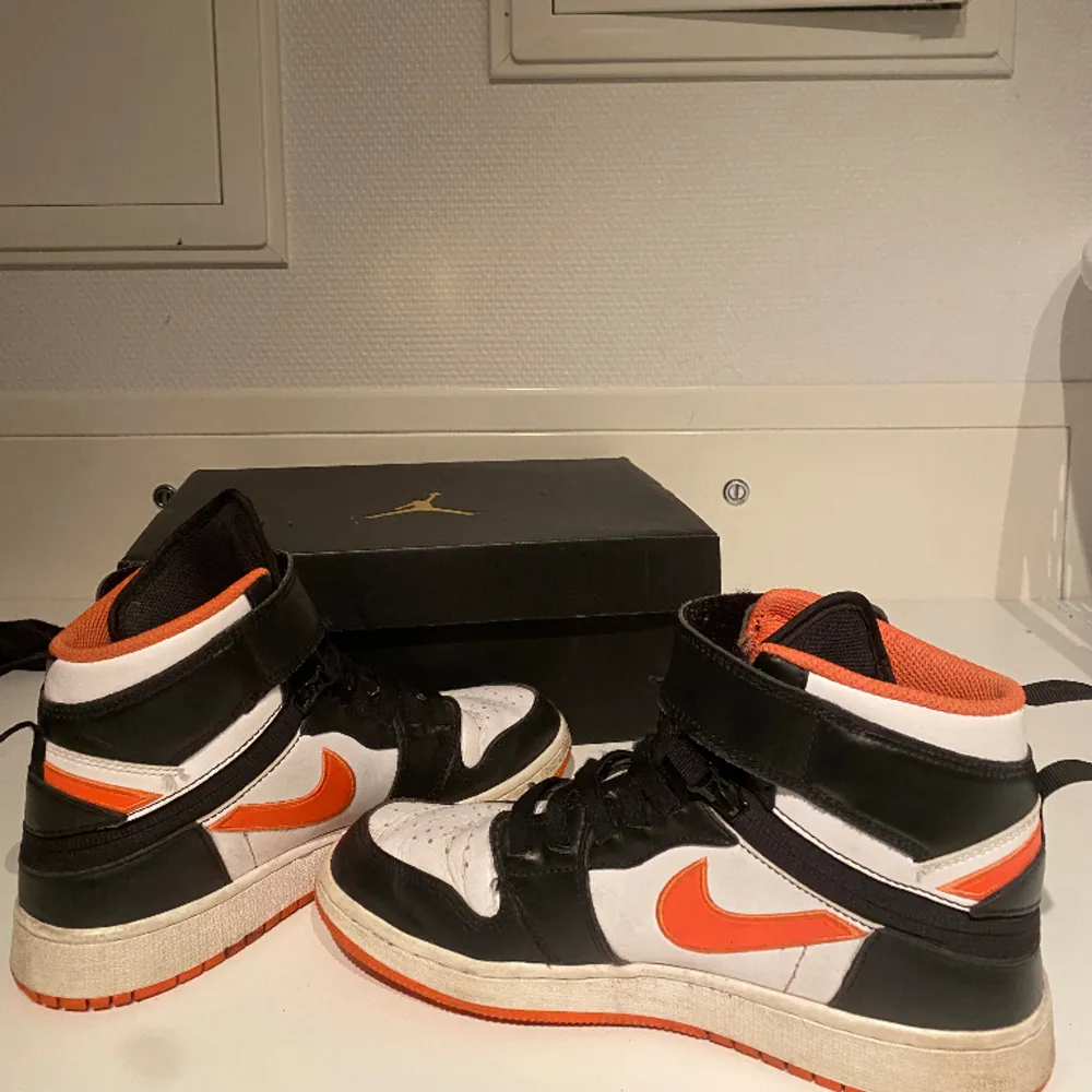 Säljer mina Nike air jordans high i en unik färg! Skorna är använda men fortfarande i bra skick! Säljes för 1000kr, prutat och klart. Inköpta för ca 2500. Stl 40 men passar mig som normalt är en 39a.. Skor.