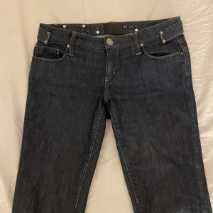 Jeans  - Sjukt snygga vintage jeans som inte längre går att få tag i! Lågmidjade med coola fickor baktill, slits nere vid fötterna och är långa på mig som är 172 cm lång. Köpta på tise för 600 kr.
