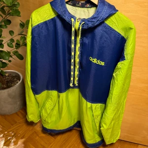 Adidas Vintage 80’s Windbreaker Anorak - Bra skick. Tejpen på insidan har lossnat lite men påverkar ej utseende/funktion.