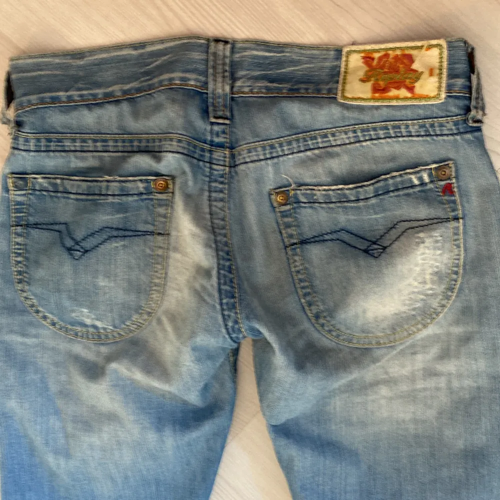 Jättesnygga replay jeans,köptes på plick, säljer då dem satt för tajt.💗dem var sydda till Bootcut före jag köpte dem har ett litet hå långt nere på byxbenet. Men lätt att sy ihop😊innerbensmått ca 81cm💗pris kan diskuteras. Skriv för mer bilder på dem😊. Jeans & Byxor.