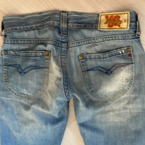 Bootcut jeans - Snygga replay jeans,köptes på plick. 💗dem var sydda till Bootcut före jag köpte dem och har ett litet hå långt nere på byxbenet. Men lätt att sy ihop😊innerbensmått ca 81cm💗pris kan diskuteras. Skriv för mer bilder😊