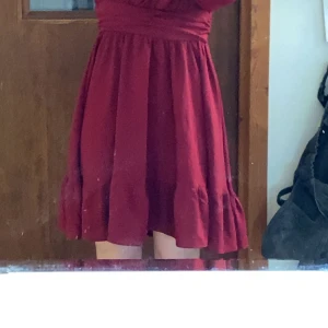 Röd klänning - Röd klänning med öppen rygg + snörning. Långa ärmar och stretchig!