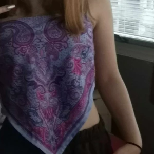 Topp - Coolt topp som man knyter på ryggen. Använd endast en gång så precis som ny. 