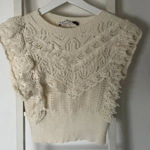 Virkad topp - Säljer denna sjukt fina virkade topp från Zara! Inga defekter eller liknande.  ( Kontakta mig vid fler bilder)