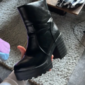 KLACKAR - Så snygga men för stora för mig🥲 Använda under en halv dag. Kanske någon gång innan dess, vet ej. Men superfint skick!!