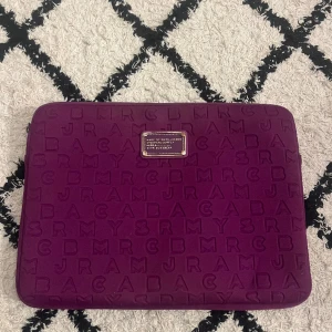 Marc Jacobs datorfodral  - Fint datorfodral från Marc Jacobs. Bra skick och knappt använt💕 Skriv privat vid frågor!
