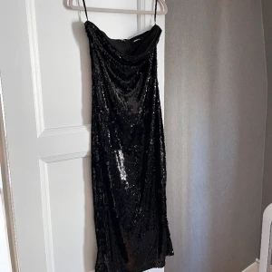 Paljettklänning - Paljettklänning bandeu i Midi-längd Aldrig använd