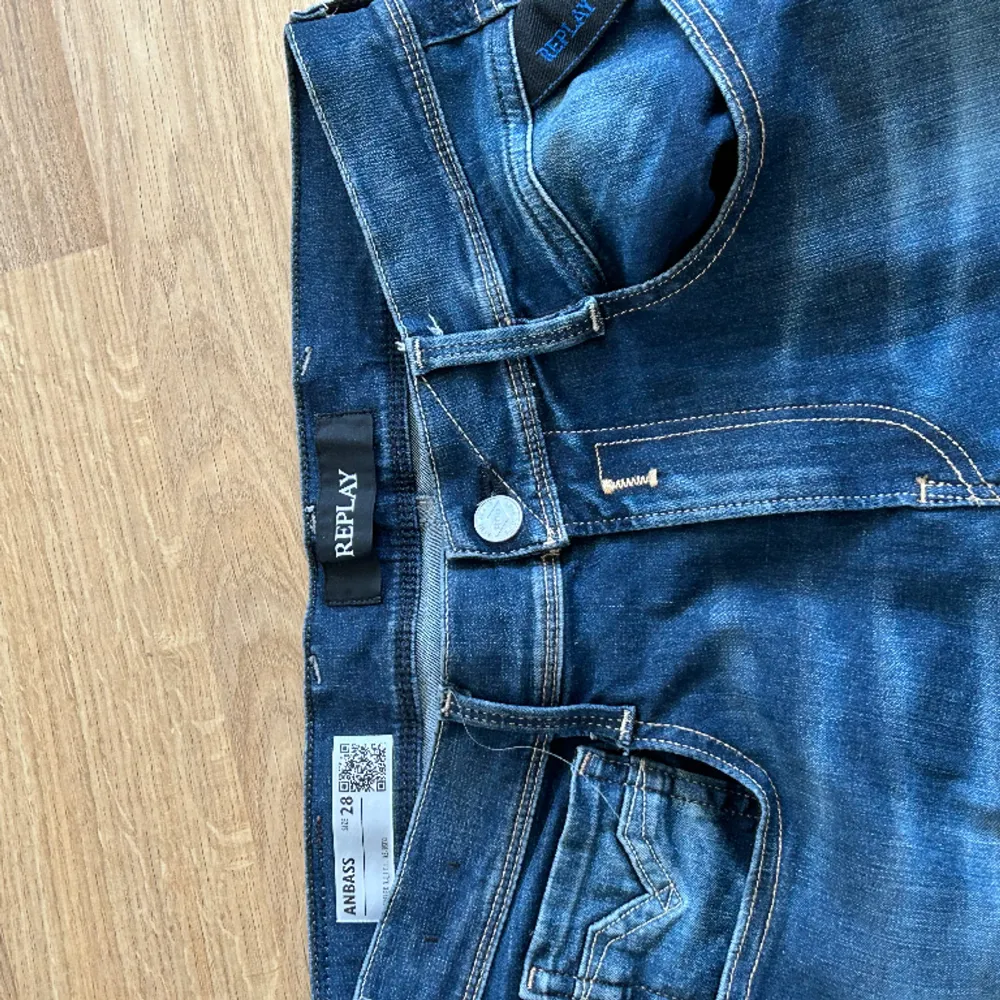 Säljer ett par riktigt snygga och nästan helt oanvända replay jeans. De är i nyskick och är i storleken 28/32. Säljer för 800 men pris går att diskutera.. Jeans & Byxor.