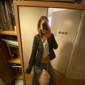 Snygg dunjacka🖤 - Assnygg dunjacka perfekt nu till våren!🥰