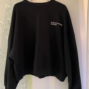 Sweatshirt - Säljer min sweatshirt i strl L från Nelly då den inte kommer till användning längre och modellen inte är min stil.  Lite kortare modell men annars bra passform skulle jag säga. 
