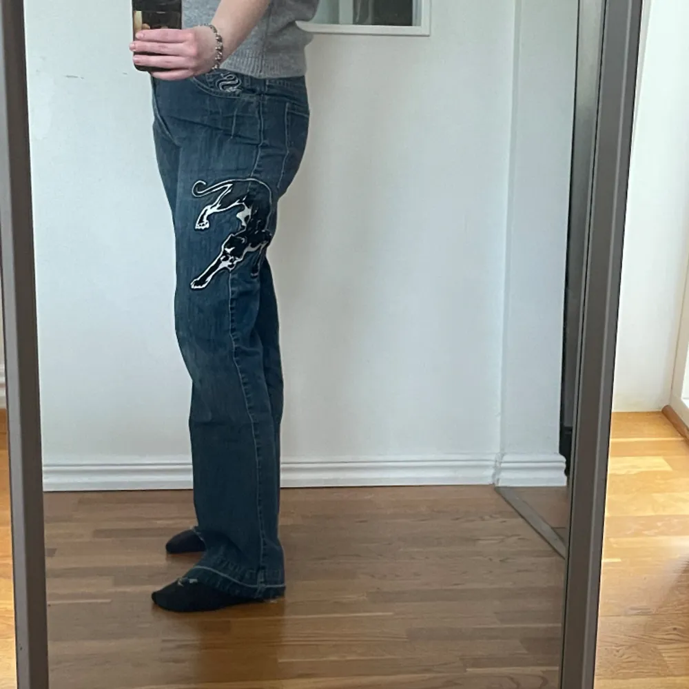 snygga jeans med panther broderad på högra byxbenet. midjemått ca 78cm. Jeans & Byxor.